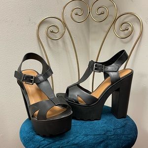Like new cute black sandal platforms